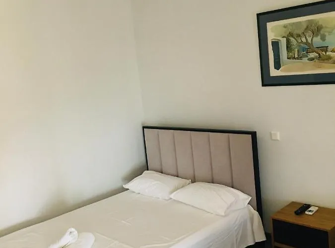 מלון Irini Boutique Rooms!!! 3*