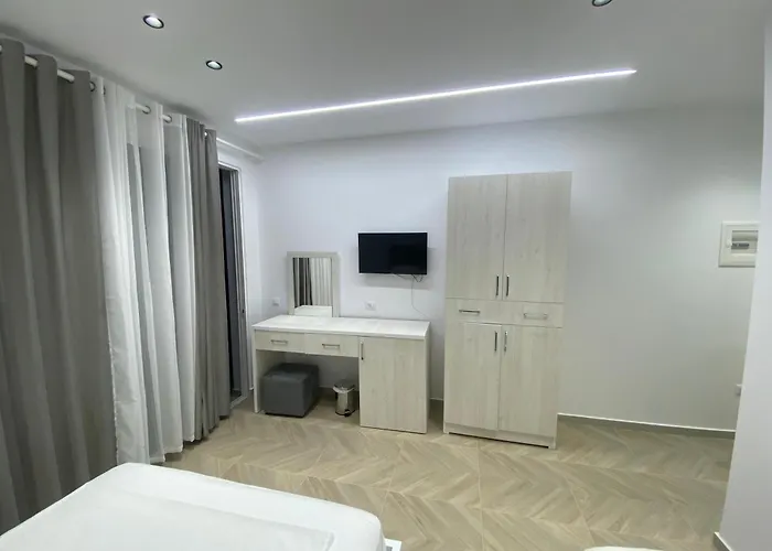 מלון Irini Boutique Rooms!!! 3*