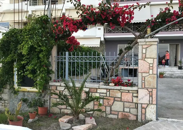 מלון Irini Boutique Rooms!!! 3*