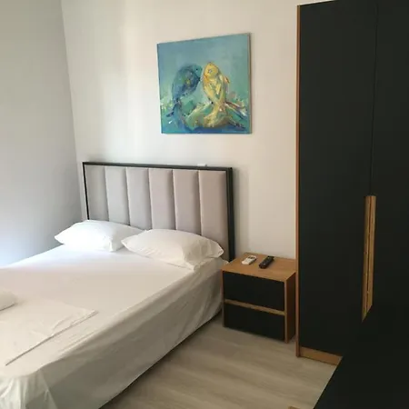 מלון Irini Boutique Rooms!!! 3*